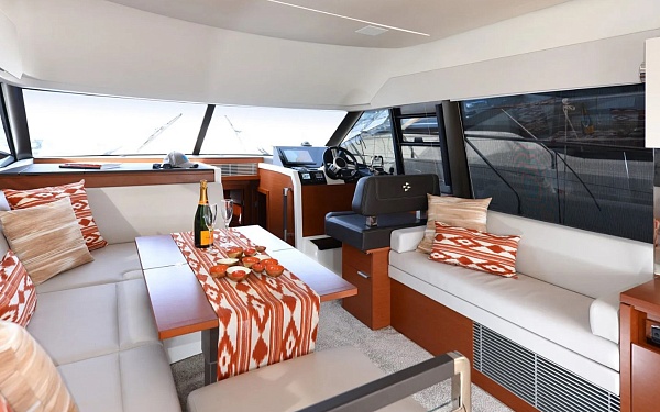 Аренда моторной яхты Prestige 420 на Майорке - салон